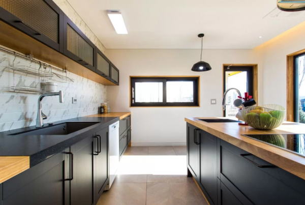 Kitchen set minimalis dengan tata letak linear